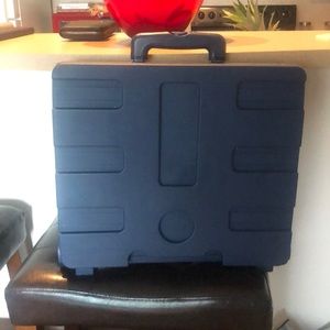 Travel tote with wheels